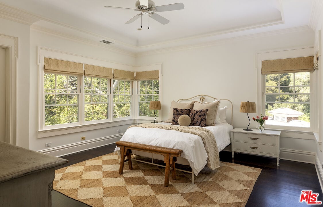 Mandeville Canyon Rd, 90049