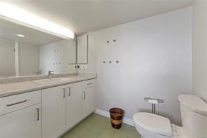 1636 Hollywood Cres