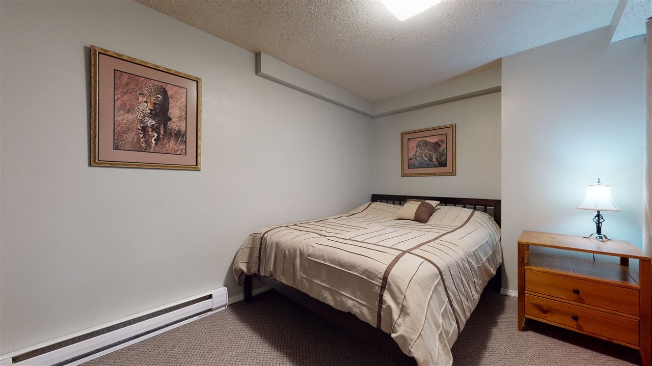 3142 Tyrol Cres