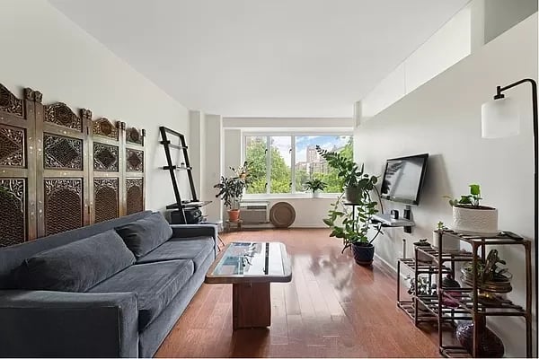 392 Central Park West Unit: 4U