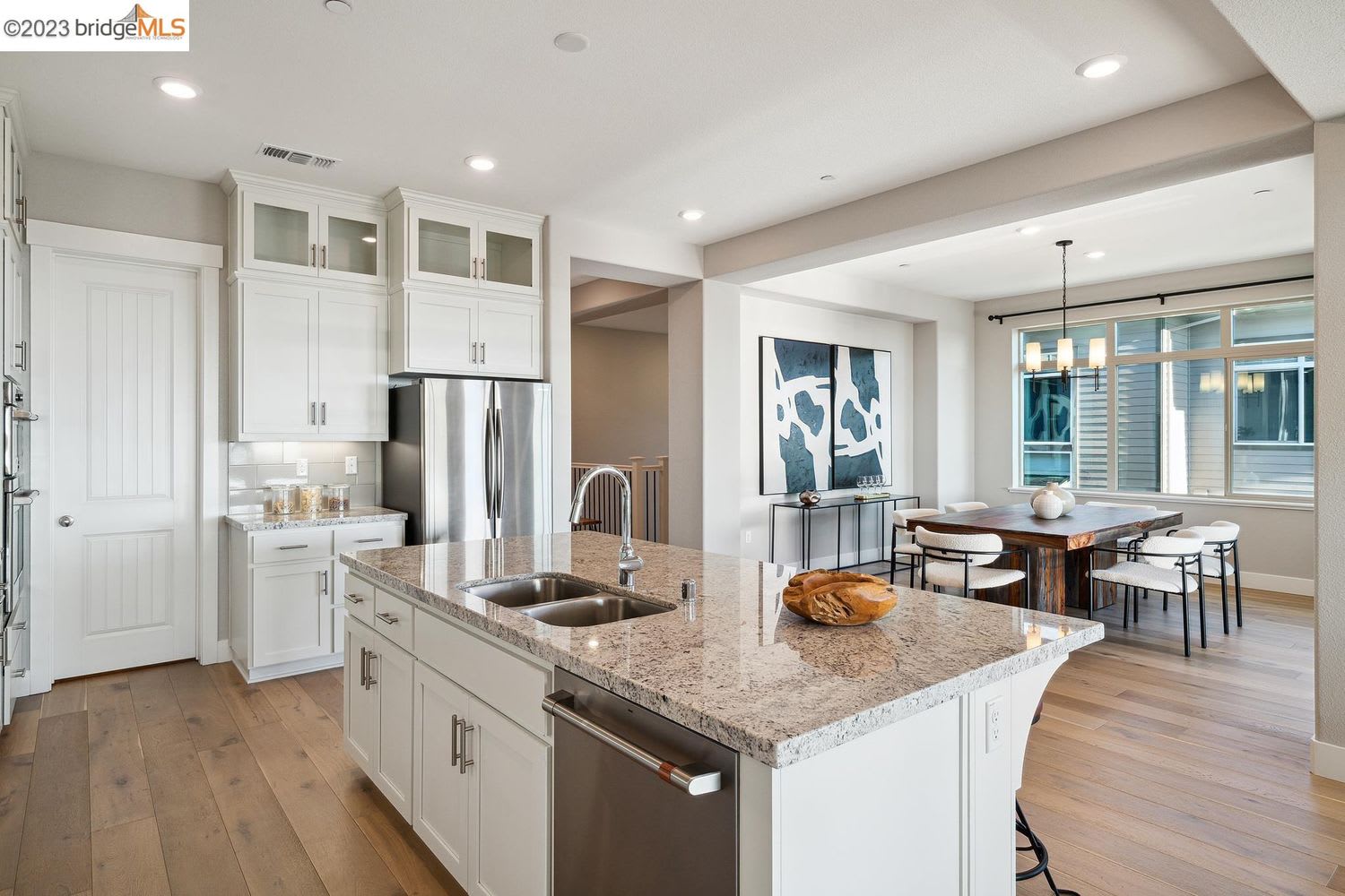 6743 Skyview Dr, Oakland, CA 94605