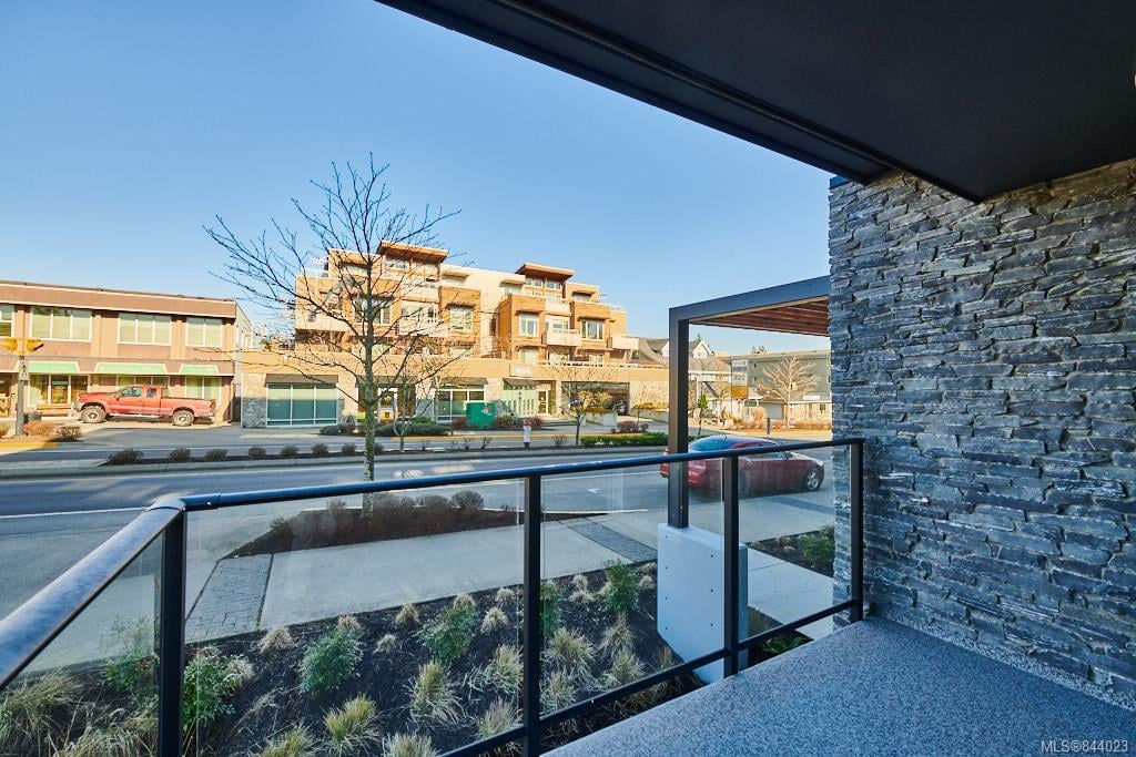 207-7162 W Saanich Rd