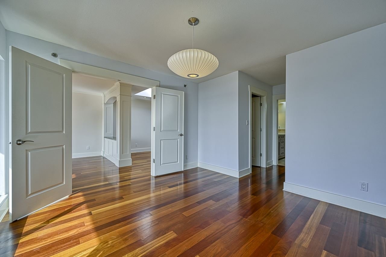 302-2455 Bellevue Ave