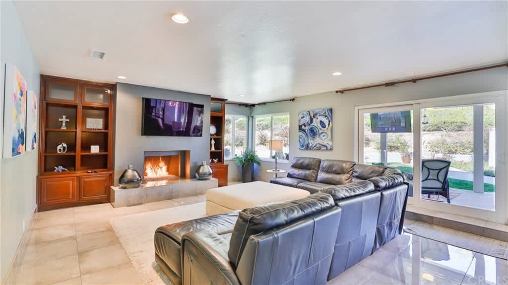 2372 N Vallejo Way