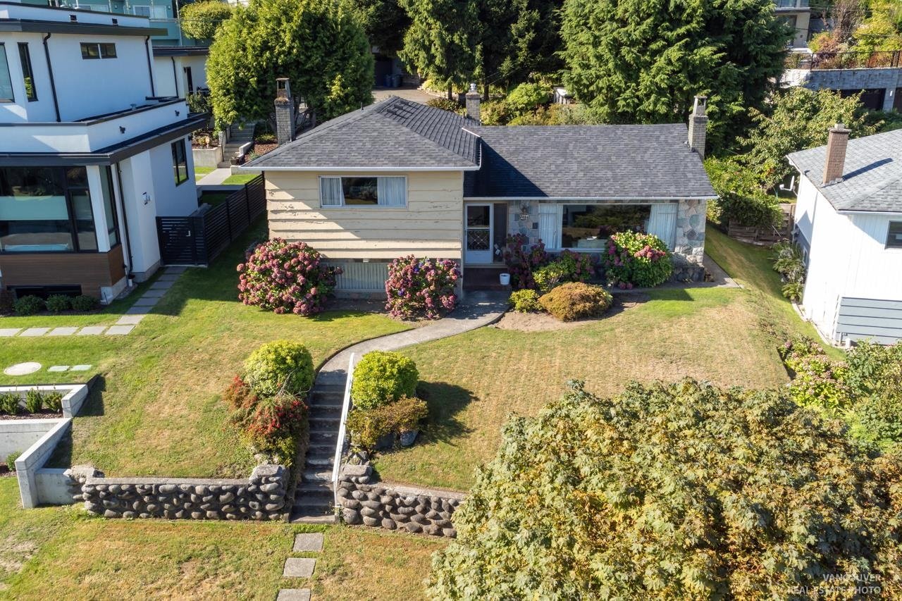 2638 Edgar Cres