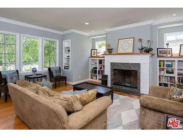 1555 Club View Dr