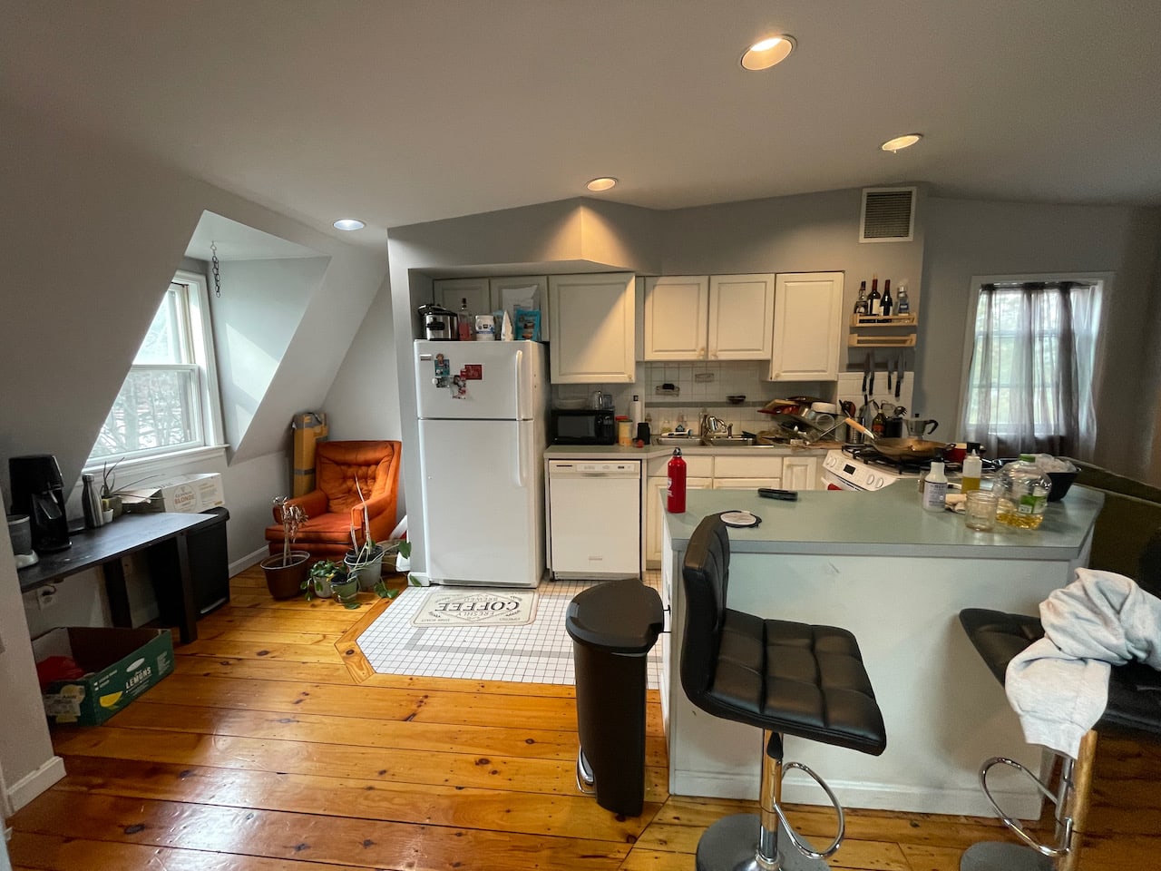 JUNE - Unique Duplex 2 Bedroom 2 Bathroom w/ Roof Access & Common Laundry! 
