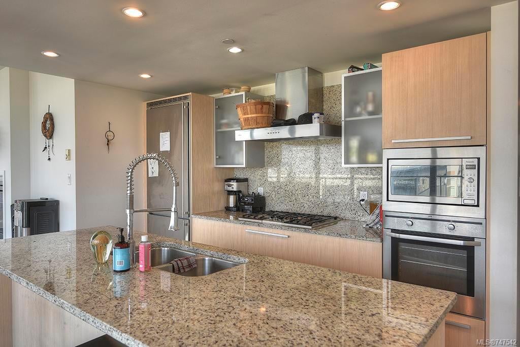1105-707 Courtney St, Victoria