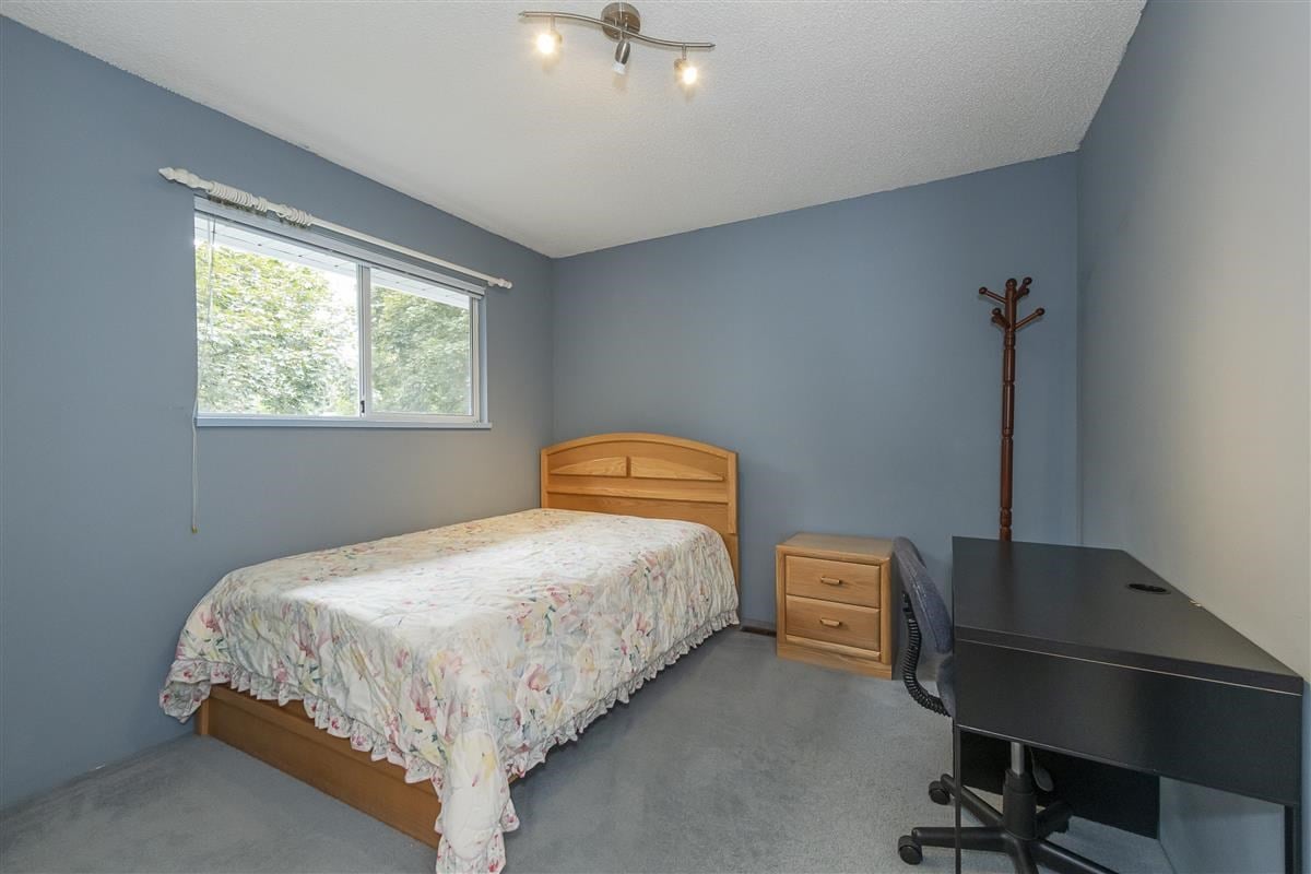828 Porteau Pl