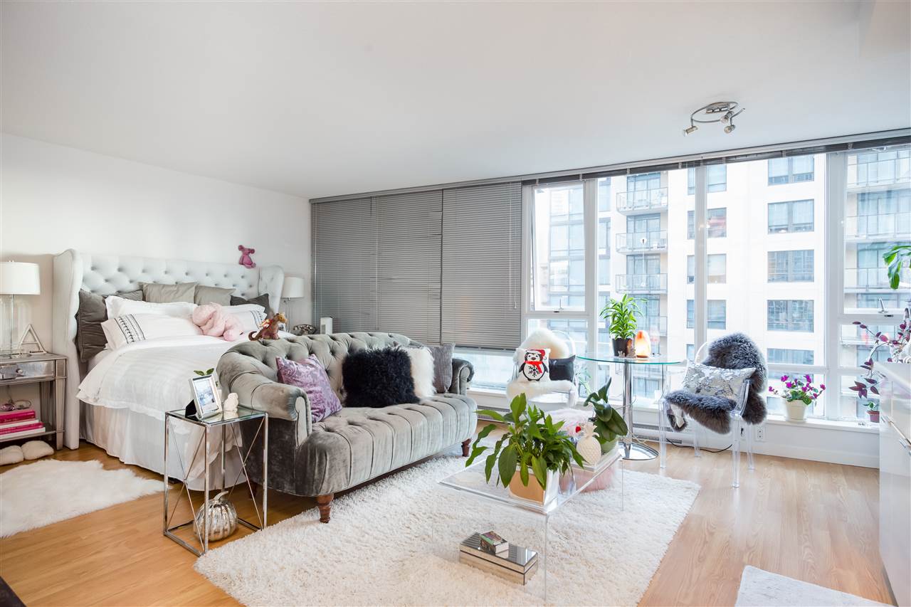 1206-233 Robson St