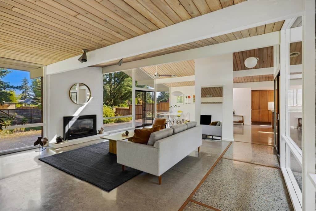 JUST LISTED – BEAUTIFUL HIGHLAND RUMMER HOME