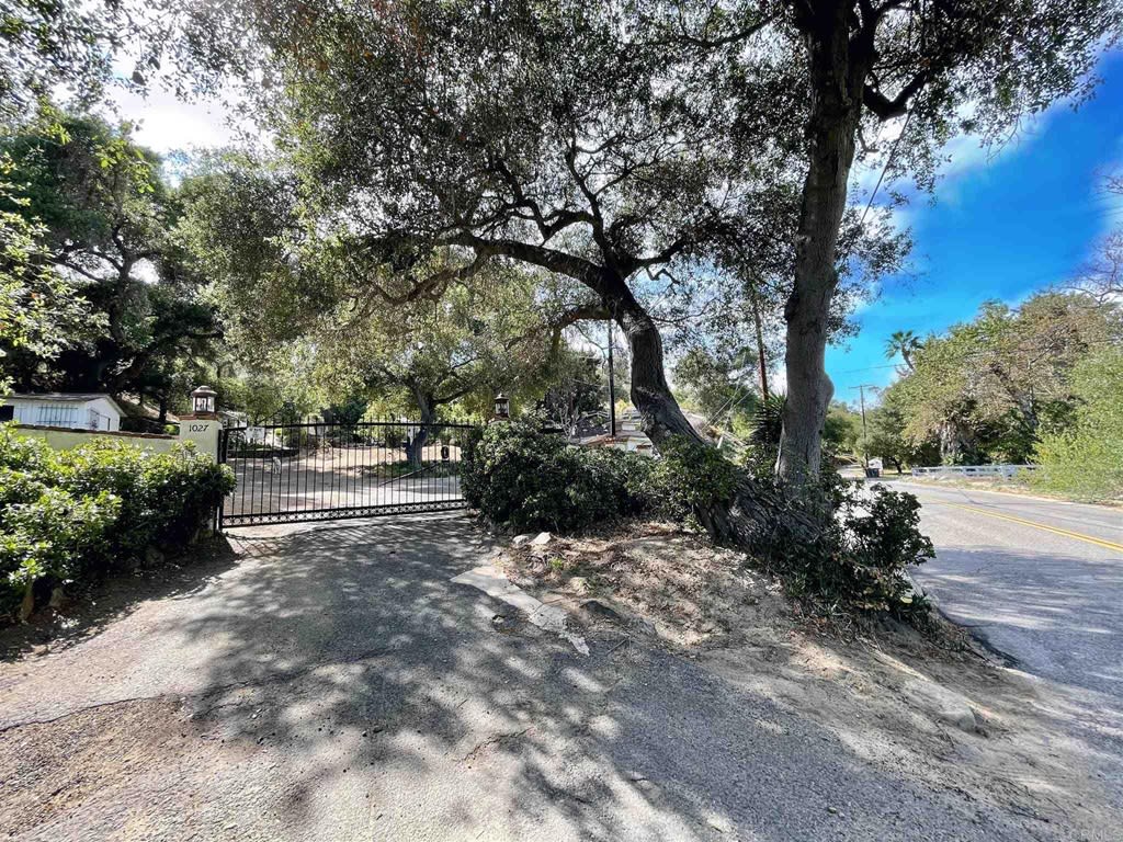 1027 S Live Oak Park Dr