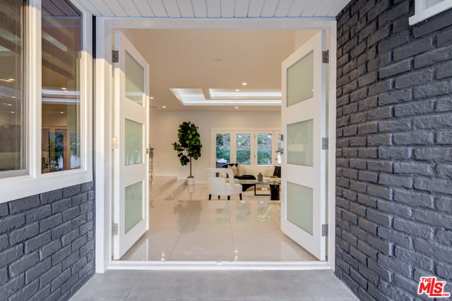 4450 Hayvenhurst Ave