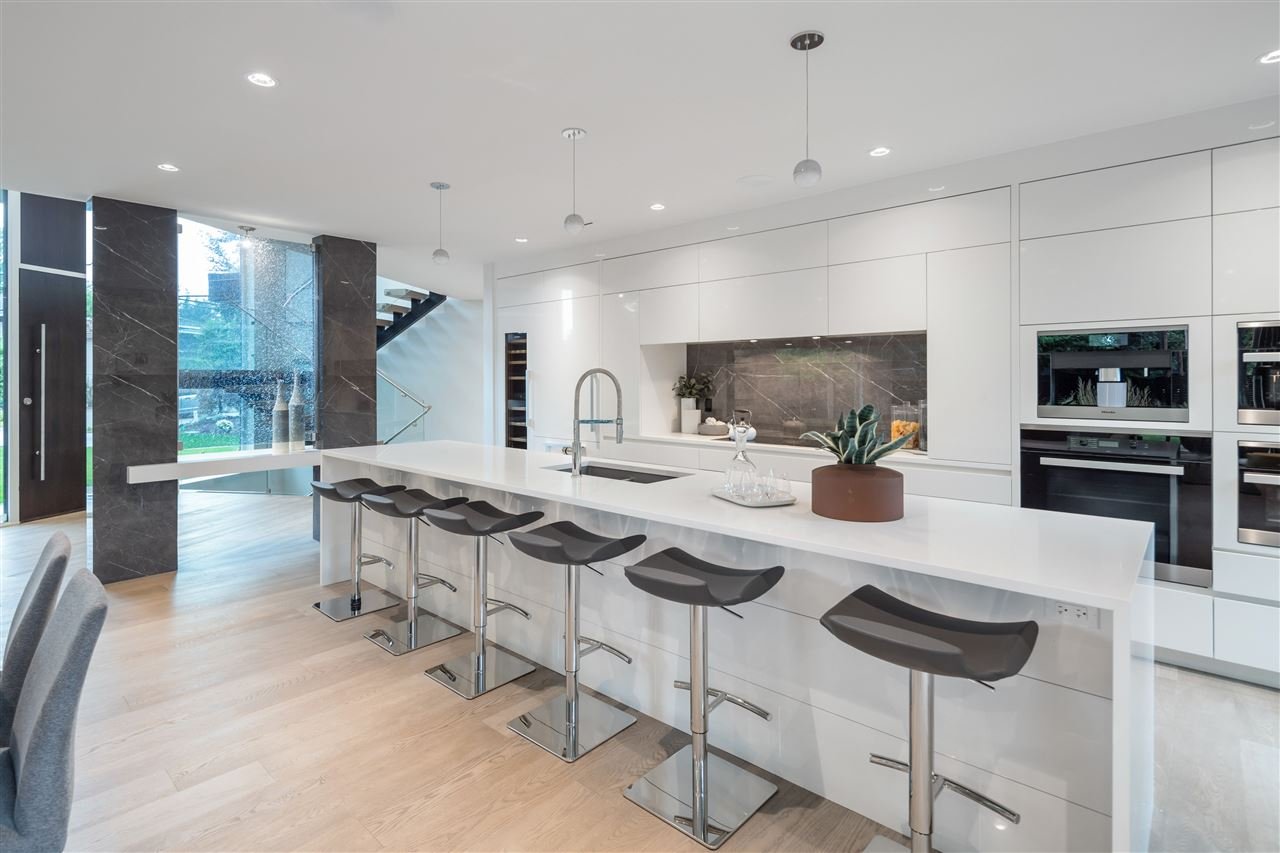 2710 Crescentview Dr
