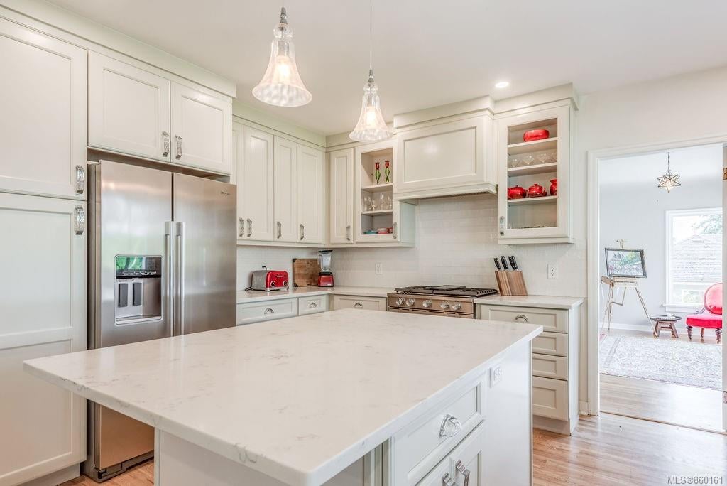 3084 Cadboro Bay Rd