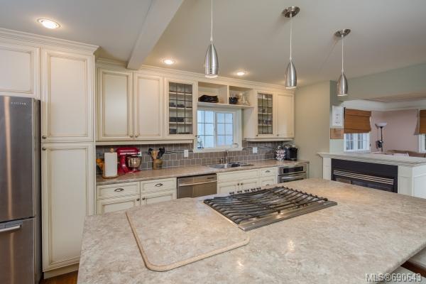 271 Cadillac Ave, Saanich