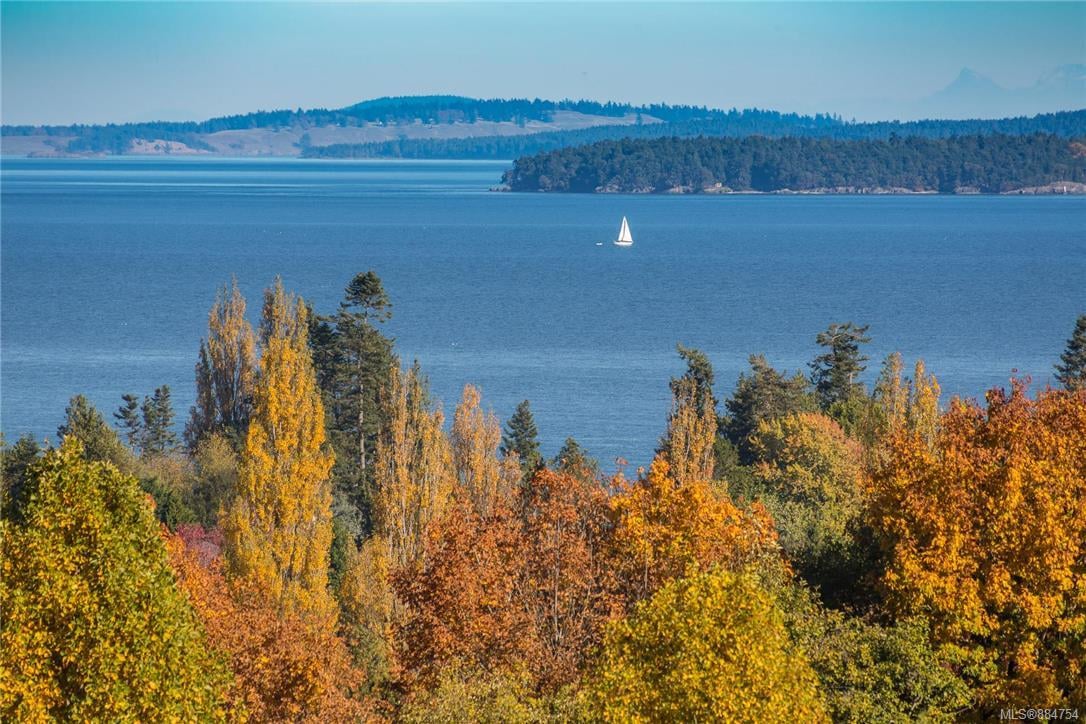 303-5332 Sayward Hill Cres
