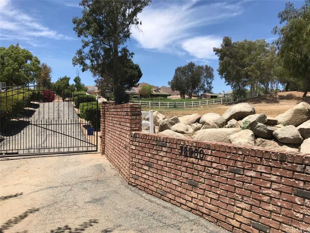 38900 Avenida Arriba