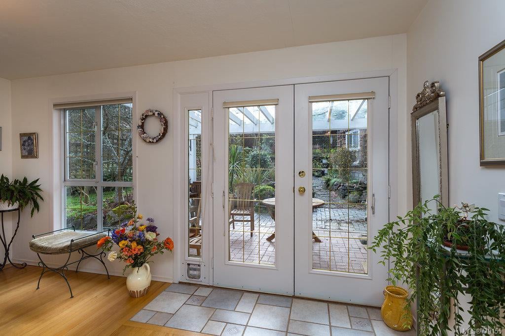 592 Cove Cres