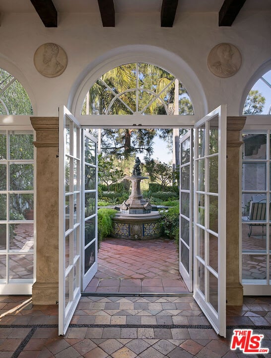 Castillo del Lago in Hollywood Hills