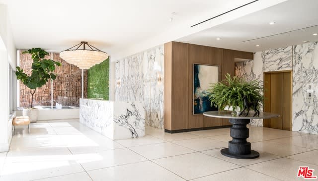 Prime Lease in Full Service Building
