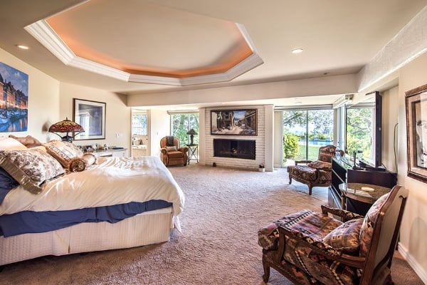 ELIZABETH TAYLOR'S BEVERLY HILLS ESTATE HITS MARKET FOR $15.9 MILLION