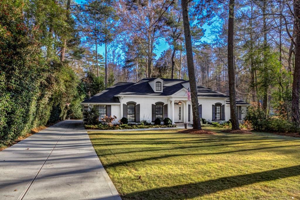 524 Hollydale Ct NW