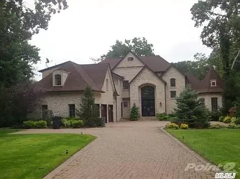 38 Vanderbilt Pkwy, Dix Hills