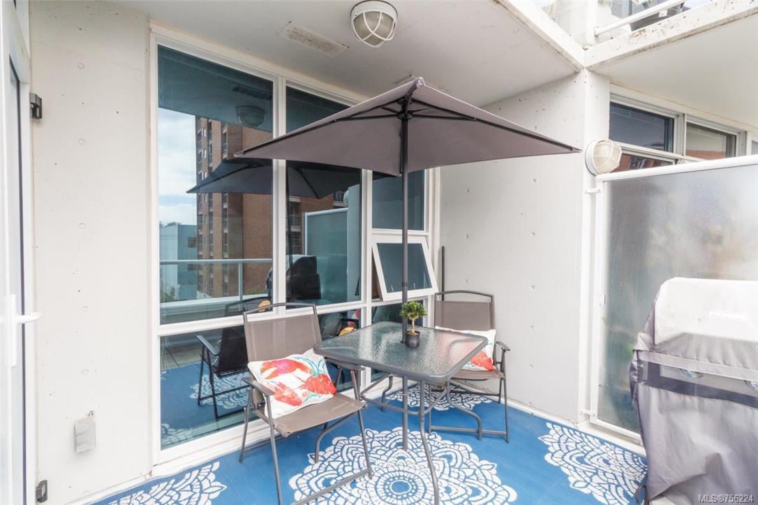 405-860 View St