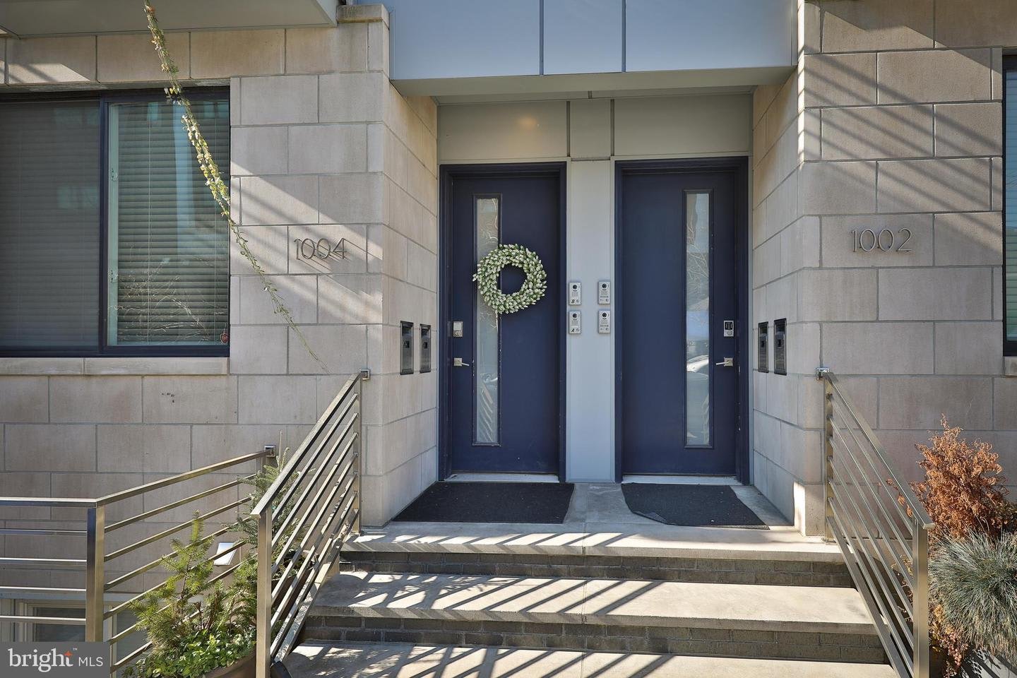 Modern sophisticated bi-level condo in Grad Hospital