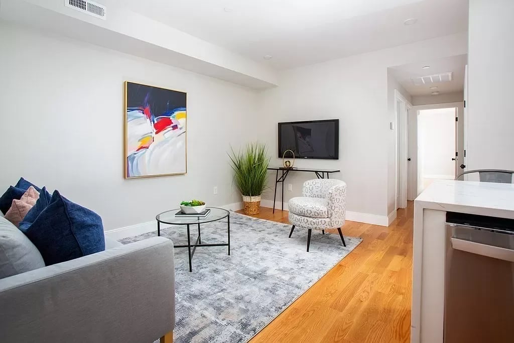 174 W 7th St
