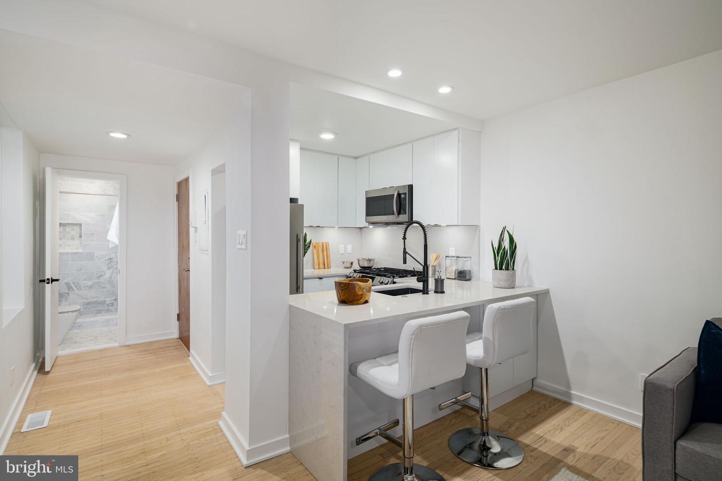 Contemporary Condo in Wash West