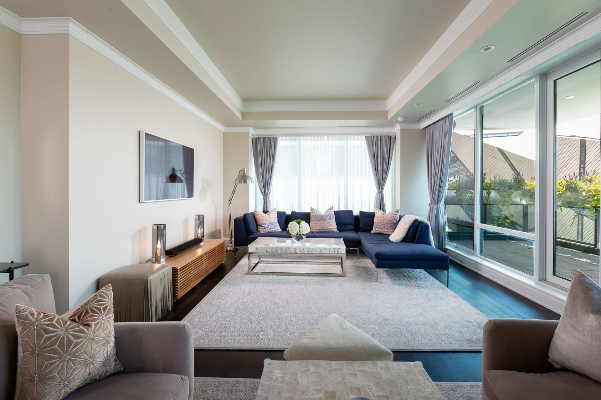 206 Bloor St W 