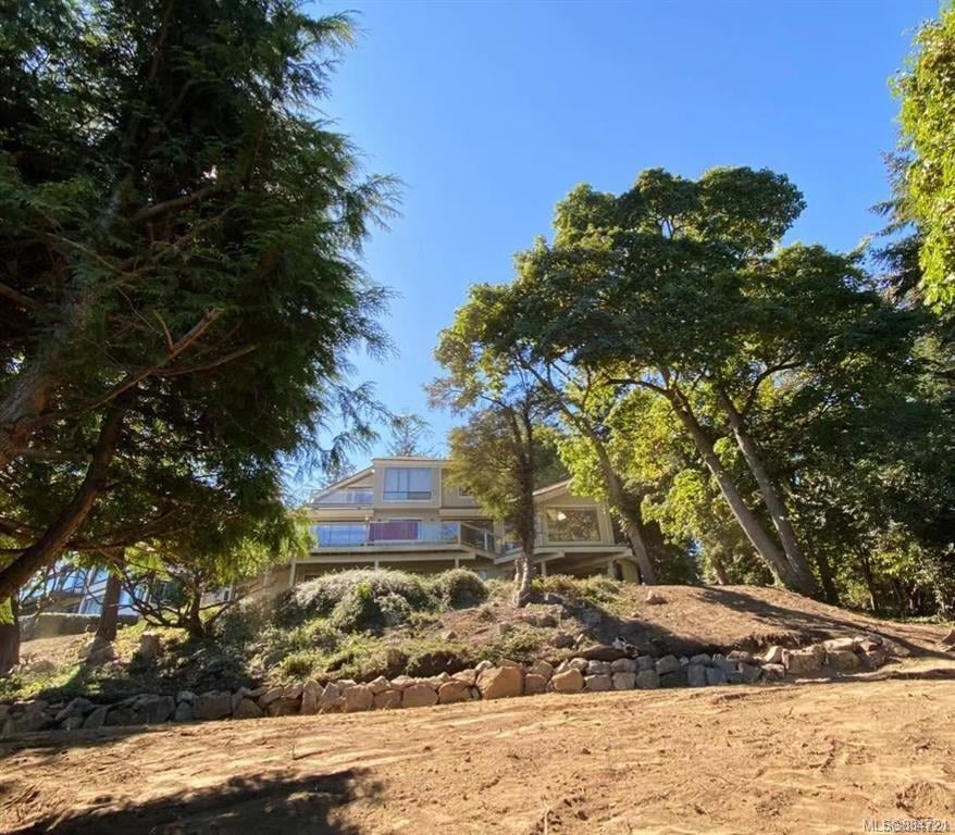 2270 Arbutus Rd