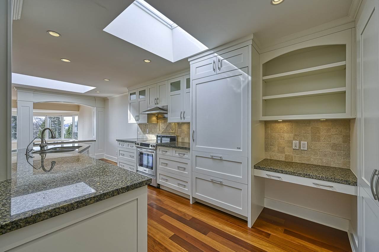 302-2455 Bellevue Ave