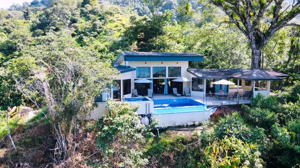 Casa Linda Vista with Ocean View Above Dominical Beach