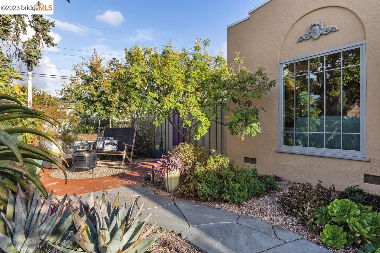 691 Victoria Ct