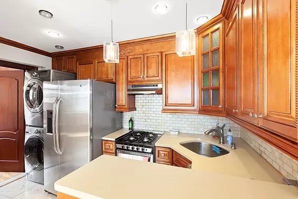 21-38 33rd Street Unit: 2R