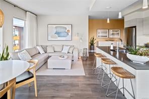 402-3811 Rowland Ave