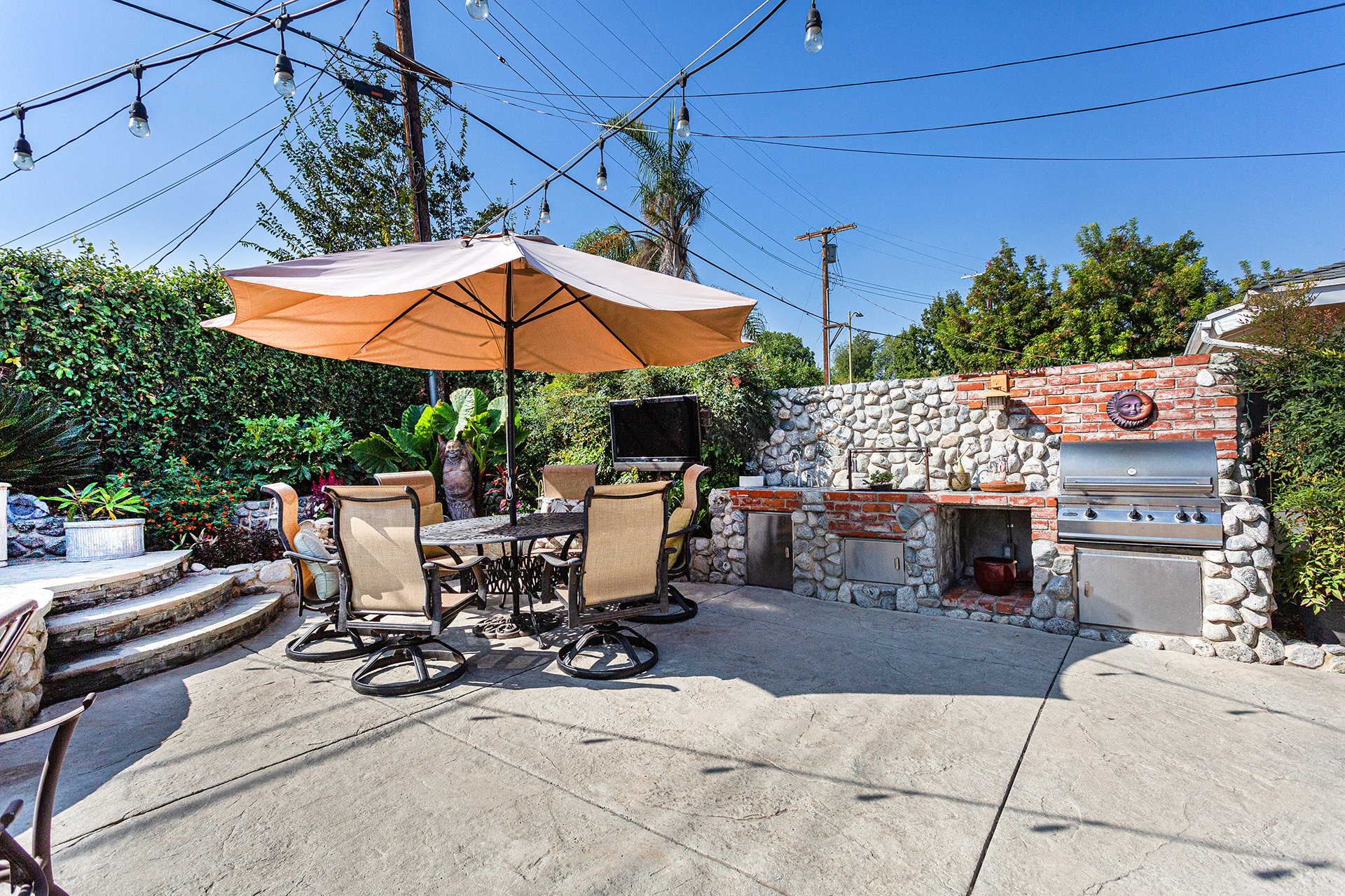 23728 Tiara St, Woodland Hills