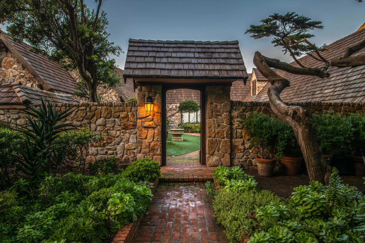 CARMEL HIGHLANDS LUXURY RENTAL - "SHIPROCK"