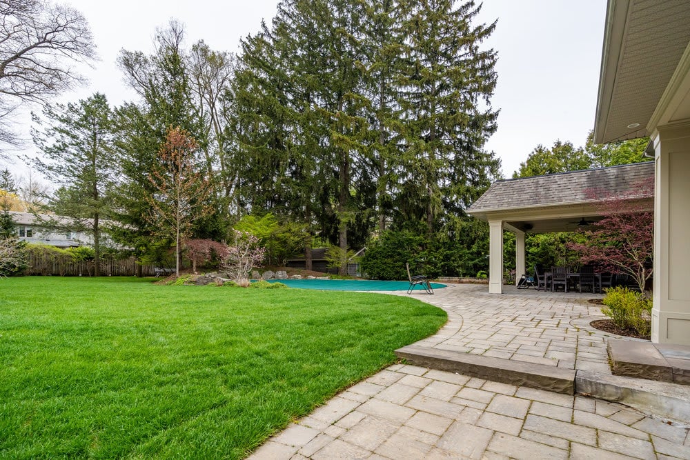 1527 Douglas Dr