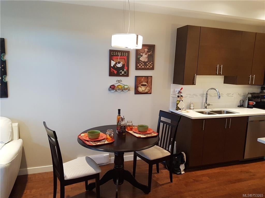 104-924 Esquimalt Rd