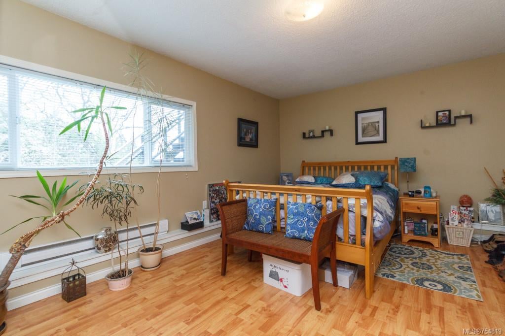 998 Karen Cres