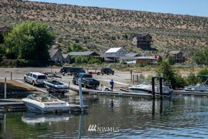 225 W Entiat Dr
