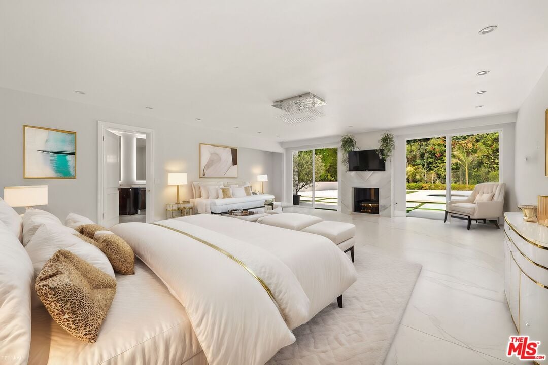 Northstar Manor, N Alta Dr, 90210