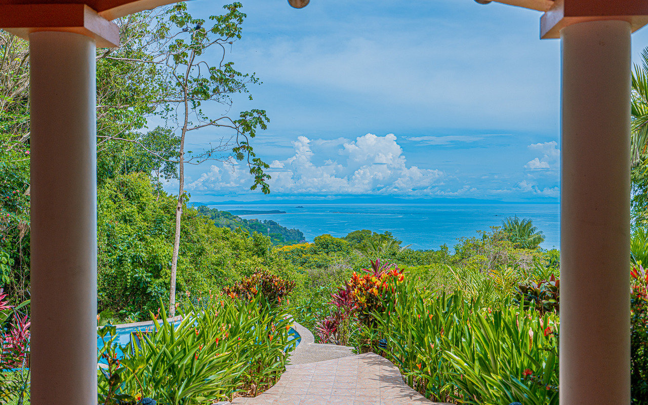 WHALE’S TAIL OCEAN VIEW ESTATE WITH EXTRA LOT 