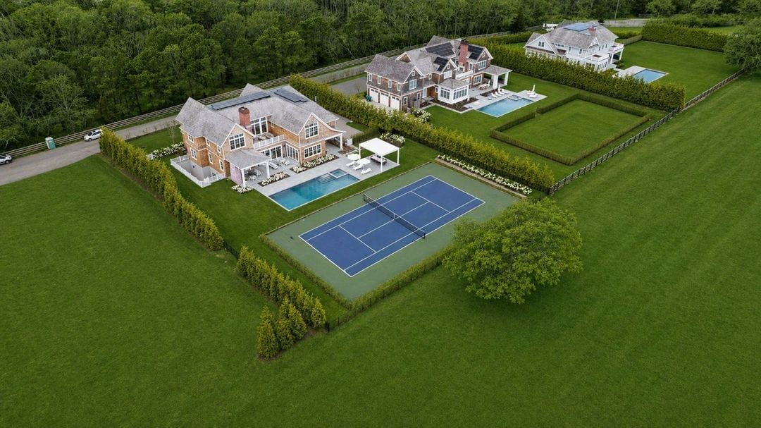 460 Edge of Woods Rd