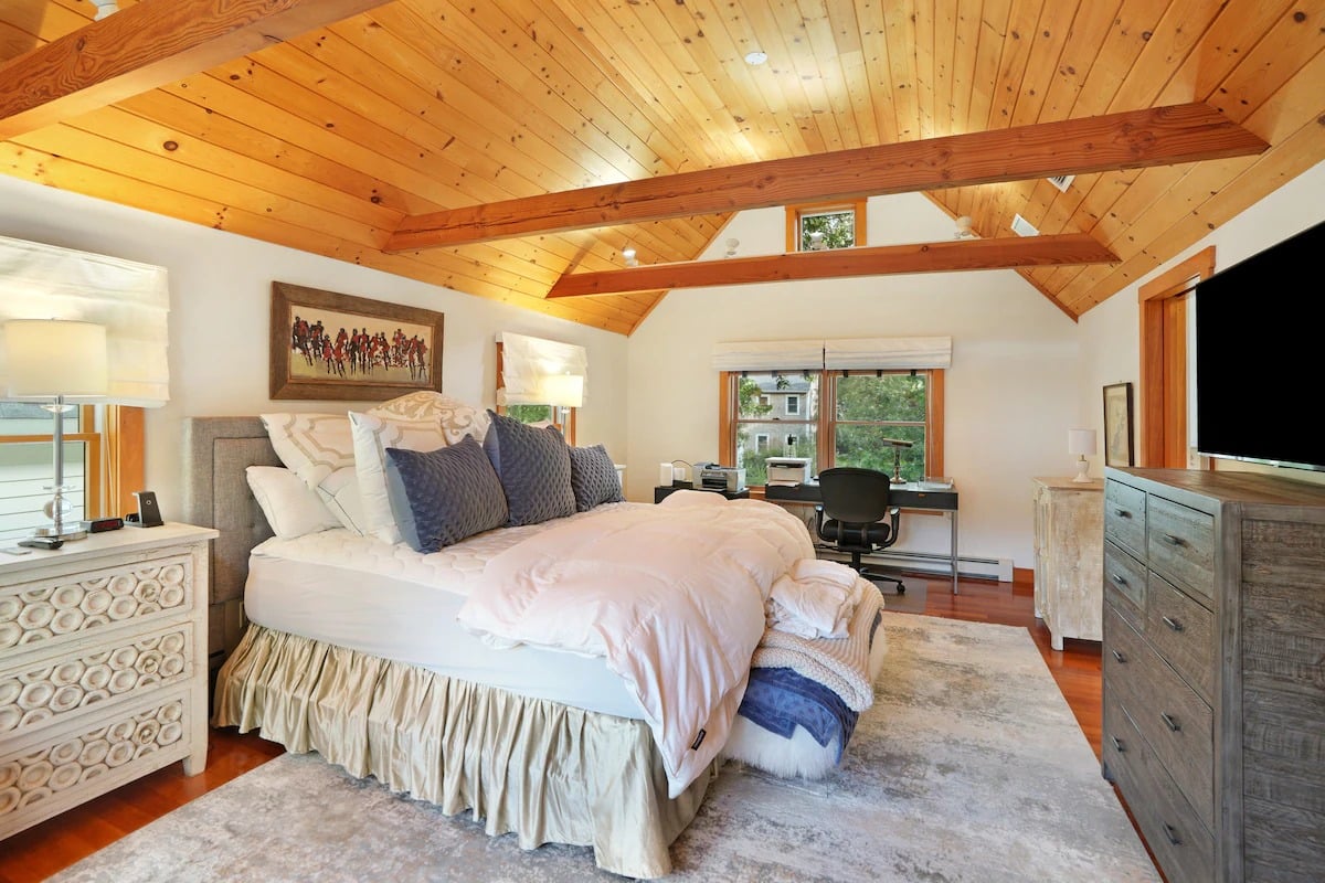 Renovated Oak Bluffs Retreat With Lagoon Access