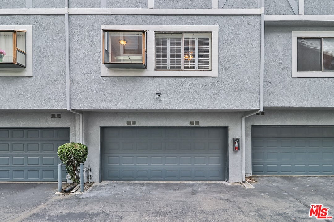 18100 Burbank Blvd Unit 19